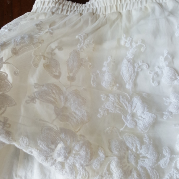 17:09 - GUESS Embroidered Mesh Lace Skirt - Picture 12 of 14